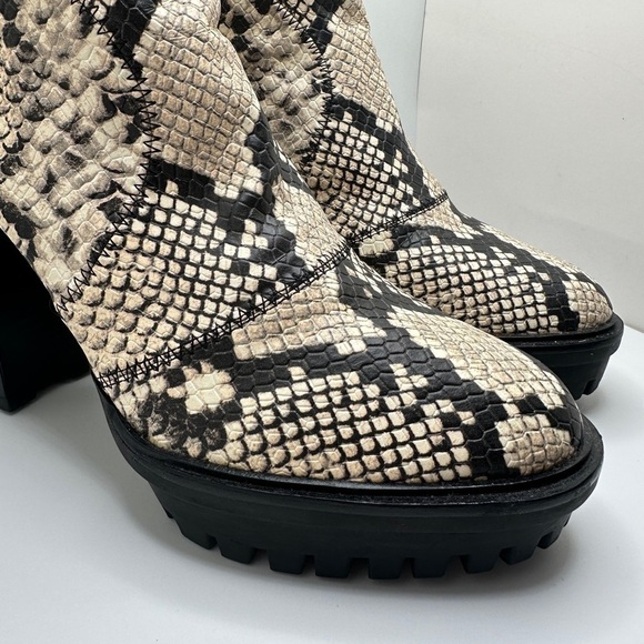 NEW Vince Camuto Erettie Black White Snake Print High Block Heel Booties 7.5M - Picture 2 of 13
